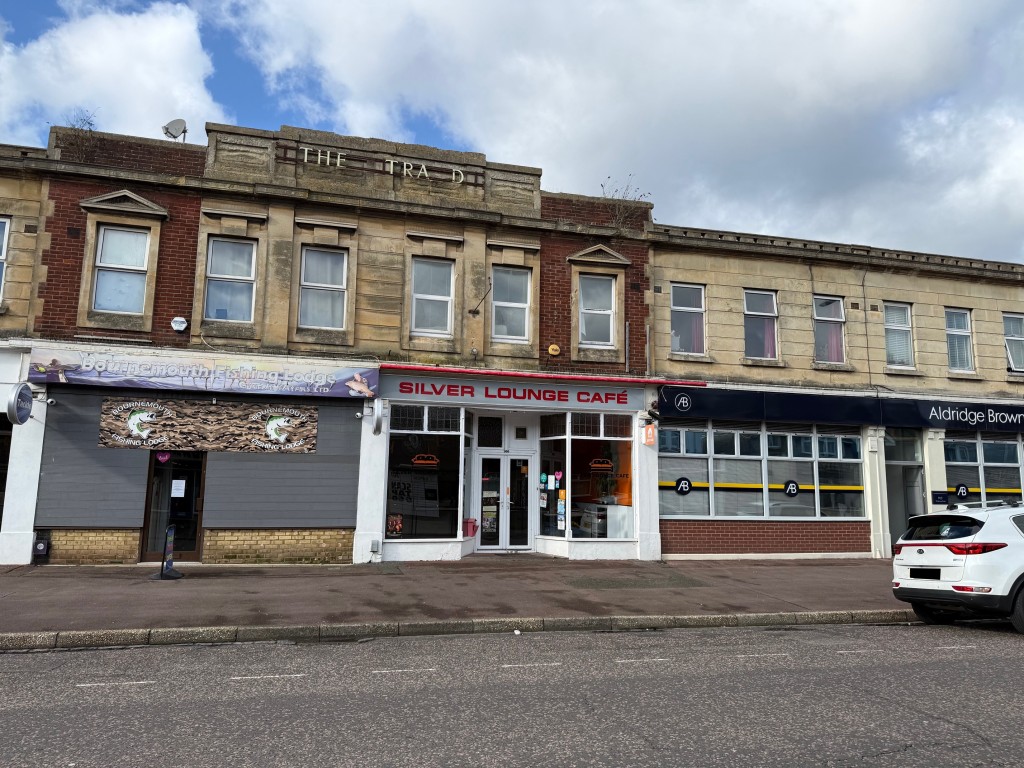 Lot: 96 - FREEHOLD COMMERCIAL AND RESIDENTIAL BUILDING - Front elevation from the main road